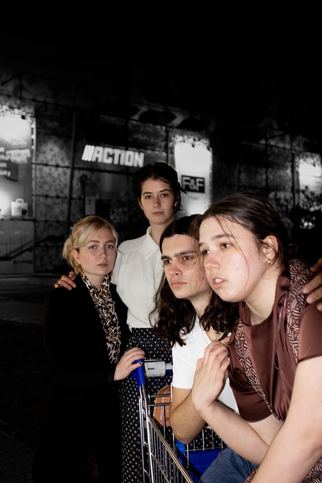 /productions/pratele_ze_skrine/images/konvert 02.jpg