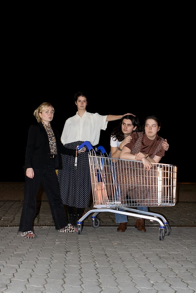/productions/pratele_ze_skrine/images/konvert01.jpg